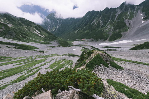 ザイテングラートから見下ろす涸沢カールと奥穂高岳