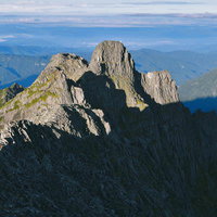 北アルプスのジャンダルムから見た奥穂高岳の岩稜の写真
