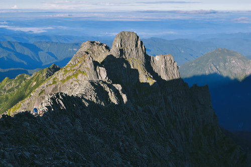 北アルプスのジャンダルムから見た奥穂高岳の岩稜