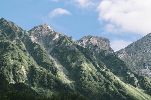 上高地から見上する奥穂高岳の雄大な岩山と青空