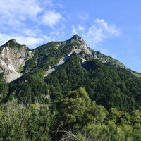 上高地から見上げる明神岳と奥穂高岳の絶景の写真
