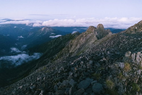 朝焼けに染まる奥穂高岳のジャンダルム岩稜