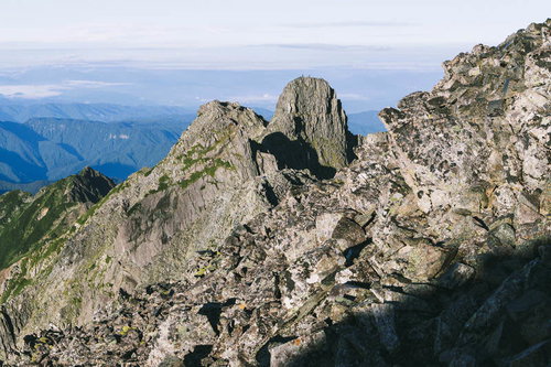 奥穂高岳のジャンダルム方面、岩稜に包まれた山々