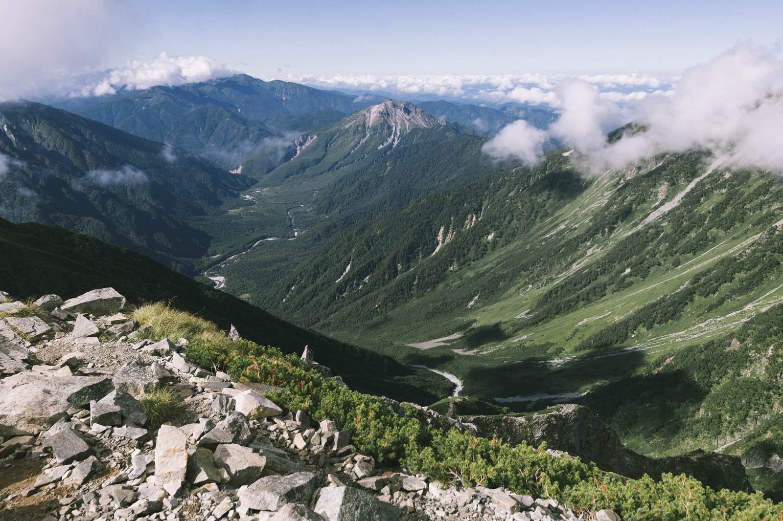 奥穂高岳の稜線から岳沢方面を俯瞰
