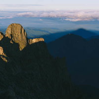 朝焼けに照らされた奥穂高岳の岩稜とジャンダルムの写真