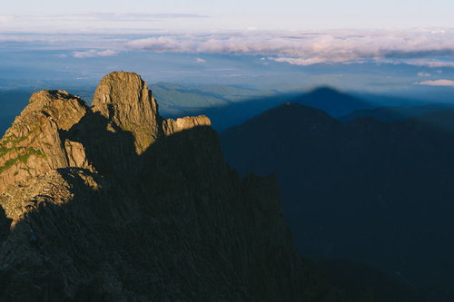 朝焼けに照らされた奥穂高岳の岩稜とジャンダルム