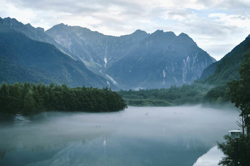 早朝の大正池に映る奥穂高岳と雲海の絶景