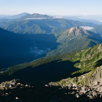明け方の上高地を見下ろす奥穂高岳からの山景の写真