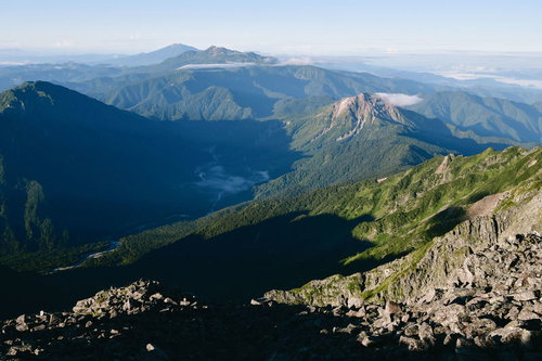 明け方の上高地を見下ろす奥穂高岳からの山景