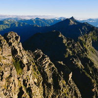 朝日が当たる奥穂高岳と槍ヶ岳の連峰の絶景の写真