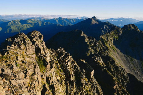 朝日が当たる奥穂高岳と槍ヶ岳の連峰の絶景