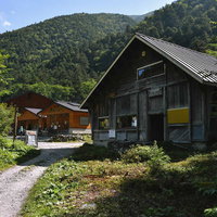 北アルプス奥穂高岳の登山道に建つ横尾山荘の写真