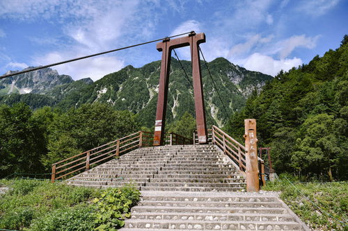奥穂高岳登山道の横尾大橋を見上げる赤い吊り橋と階段