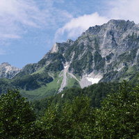 横尾方面から見上げる奥穂高岳の岩山と北アルプスの絶景の写真