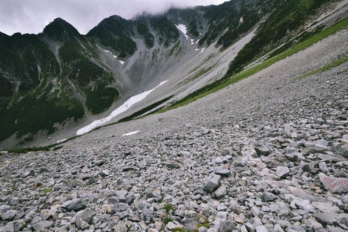 涸沢からザイテングラートへ向かう登山道の雪渓と岩場