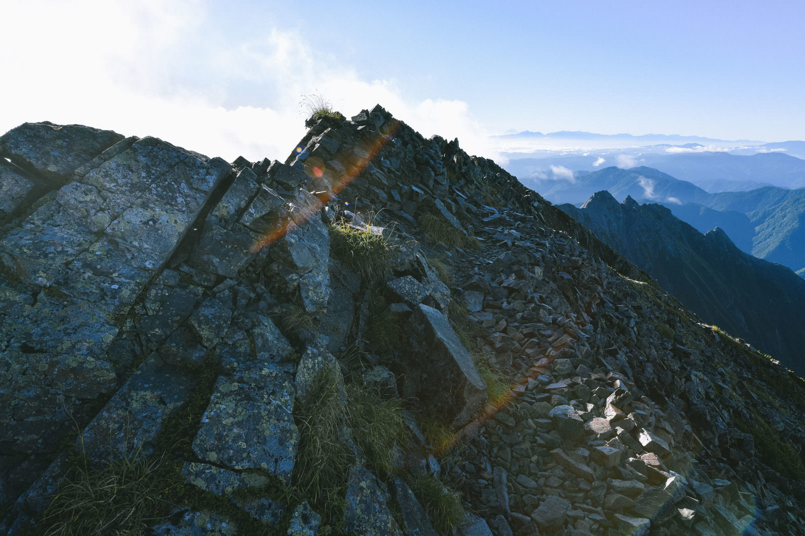 奥穂高岳の重太郎新道の朝の登山道。岩場と石積みの険しい道が続く