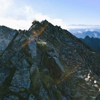 重太郎新道方面の朝の奥穂高岳登山道の風景の写真