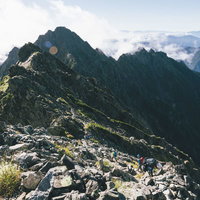 奥穂高岳の釣り尾根から前穂高岳へ向かう登山者たちの写真