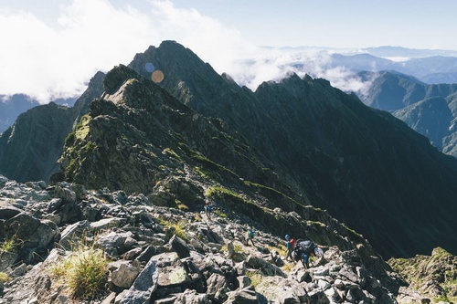 奥穂高岳の釣り尾根から前穂高岳へ向かう登山者たち