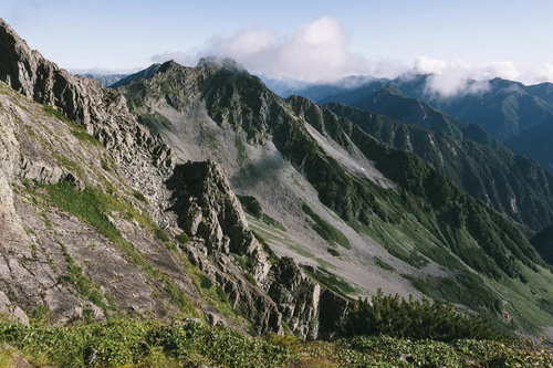 釣り尾根から見下ろす涸沢カールと連なる山並み