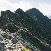 奥穂高岳の釣り尾根登山道で岩稜を進む登山者の写真