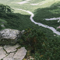 登山道から見た奥穂高岳の雄大なパノラマと山々の絶景の写真