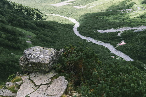 登山道から見た奥穂高岳の雄大なパノラマと山々の絶景