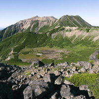 クレーターのような四ノ池と御嶽山の火口地形の写真