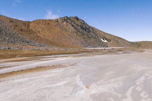 二ノ池から見る御嶽山の山頂稜線と残雪の風景