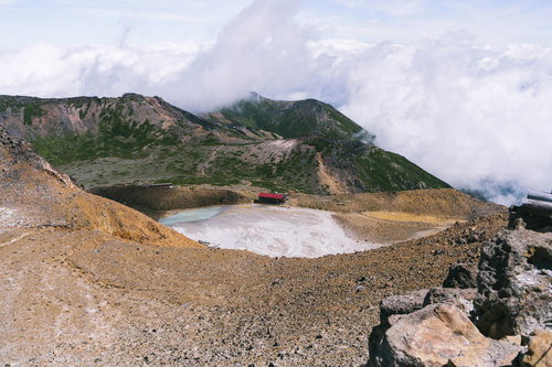 御嶽山の二ノ池と赤い山小屋、硫黄の白濁した池と登山風景