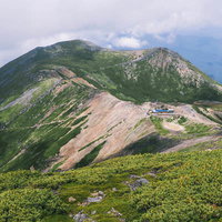 日本百名山の御嶽山、五ノ池小屋と継子岳の山並みの写真
