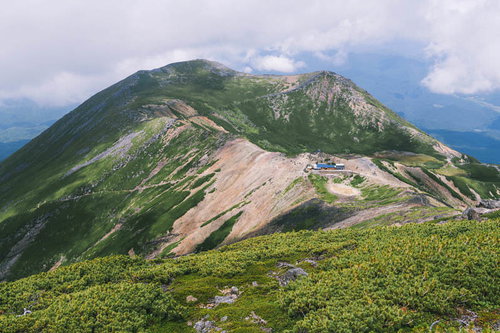 日本百名山の御嶽山、五ノ池小屋と継子岳の山並み