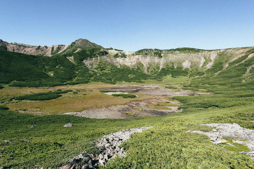 御嶽山四ノ池の火口底に広がる湿地帯と火口壁