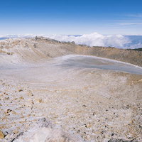 御嶽山の一ノ池、火口跡を望む山頂風景。火山灰に覆われた火口底の写真