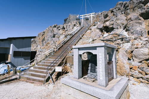 御嶽山剣ヶ峰入口の石造鳥居と慰霊碑、登山道の階段