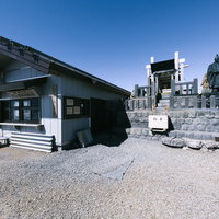 日本百名山・御嶽山の山頂に建つ頂上奥社と銅像の写真