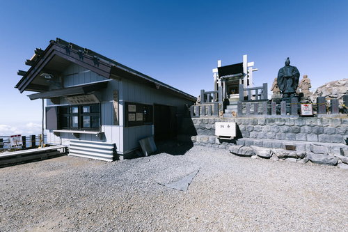 日本百名山・御嶽山の山頂に建つ頂上奥社と銅像