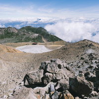 日本百名山の御嶽山山頂から見下ろす火口湖の二ノ池の写真