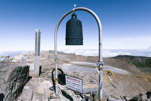 御嶽山山頂に設置された平和の鐘と雄大な山々の眺望