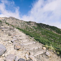 日本百名山・御嶽山の石畳が整備された登山道の写真