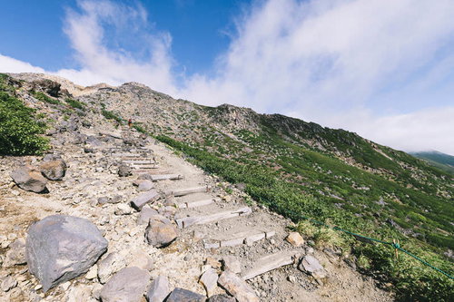 日本百名山・御嶽山の石畳が整備された登山道