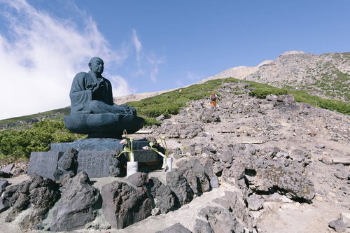 日本百名山・御嶽山の登山道に立つ銅像と山頂からの景観