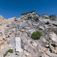 御嶽山の岩場を登る石室山荘を目指す登山道の写真