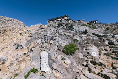 御嶽山の岩場を登る石室山荘を目指す登山道