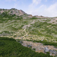 日本百名山・御嶽山の賽の河原の岩場と山々の稜線の写真