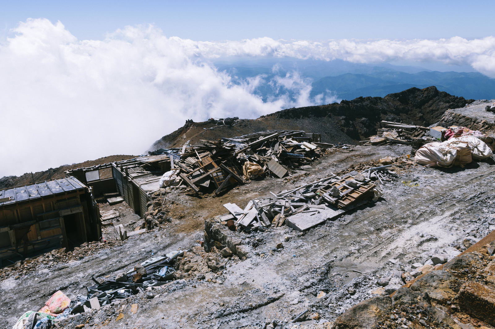 御嶽山の山頂付近で火山活動により倒壊した山小屋の瓦礫が散らばる様子