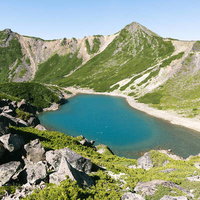 真っ青な三ノ池、御嶽山の火口湖。日本百名山の絶景の写真