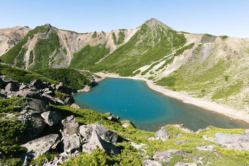 真っ青な三ノ池、御嶽山の火口湖。日本百名山の絶景