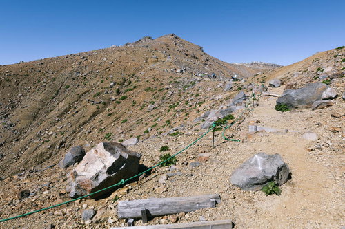 石室山荘側から見る御嶽山の剣ヶ峰と登山道