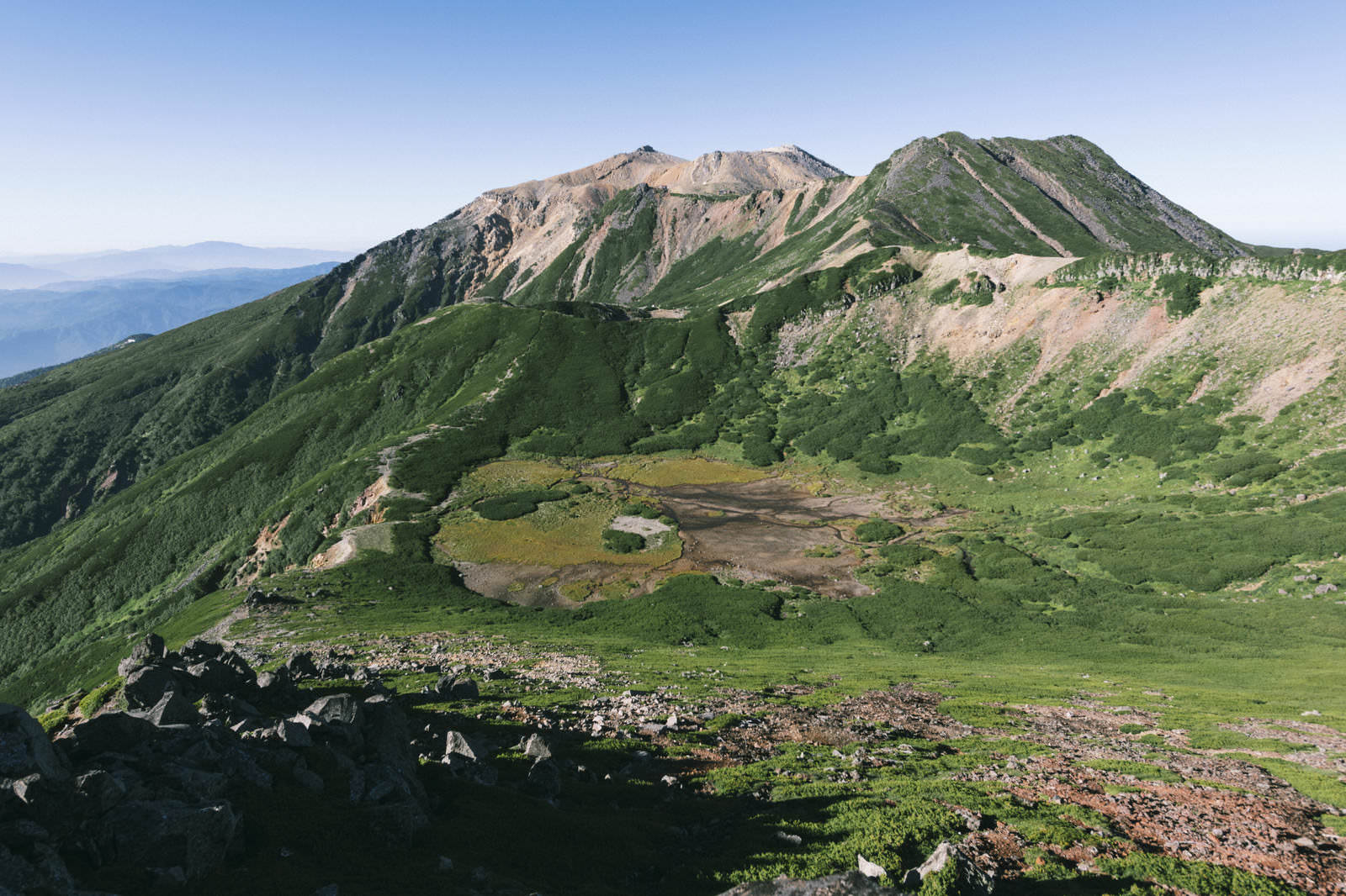 継子岳から眺める御嶽山の全景、緑の山肌と岩肌のコントラスト